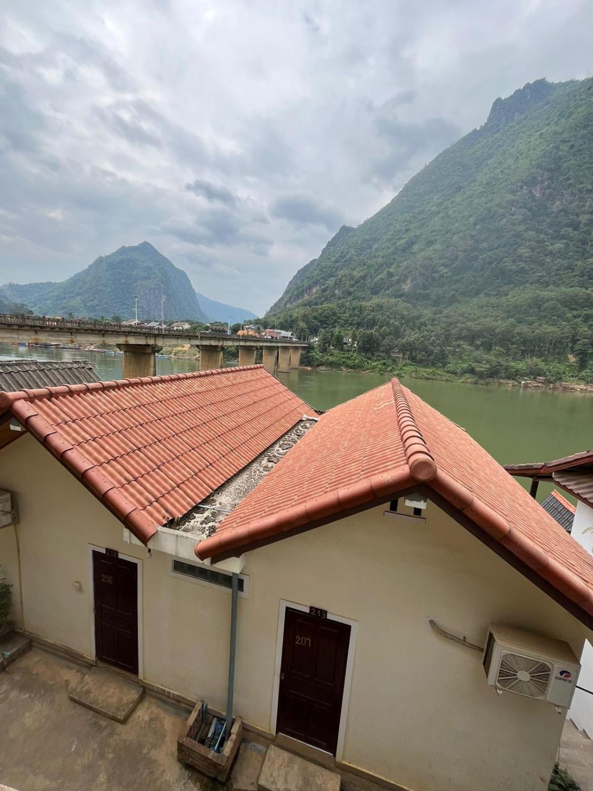 Готель Cam U View Bungalow Nong Khiaw Екстер'єр фото