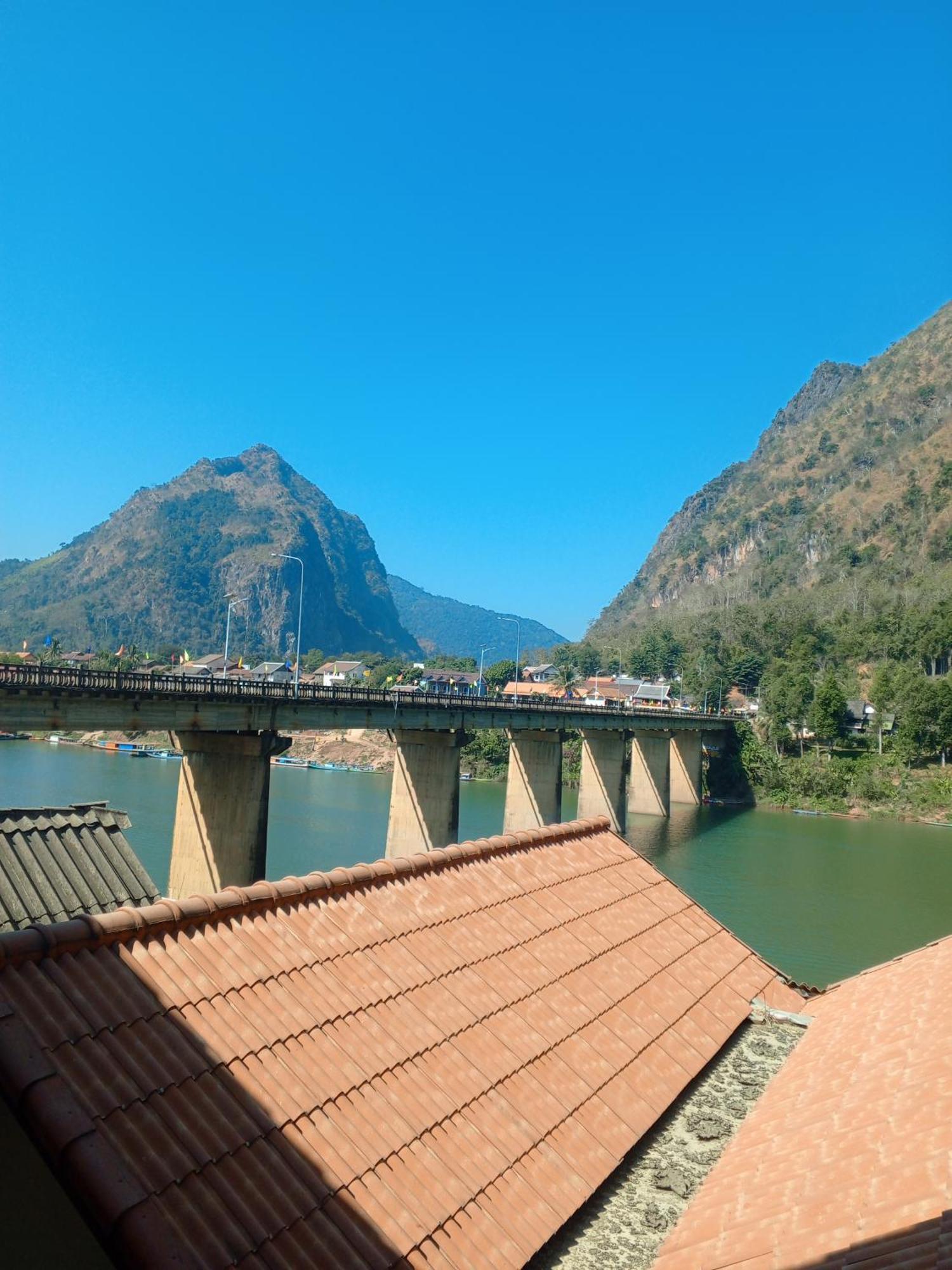 Готель Cam U View Bungalow Nong Khiaw Екстер'єр фото