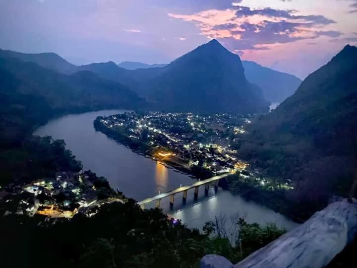 Готель Cam U View Bungalow Nong Khiaw Екстер'єр фото